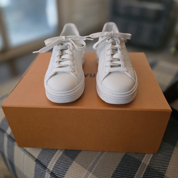 Louis Vuitton White Monogram Sneakers, Perfect Condition! Size 7 - Picture 4 of 4